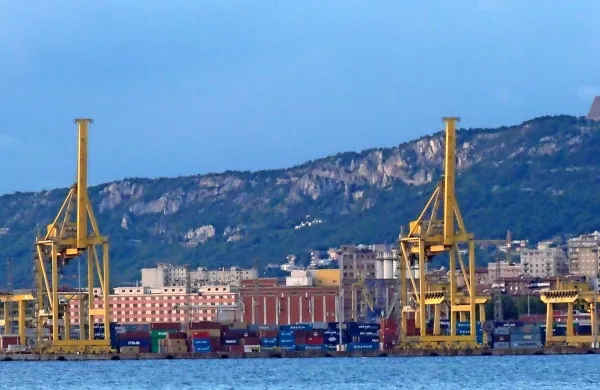 V tržaškem pristanišču dajejo prednost kontejnerjem.