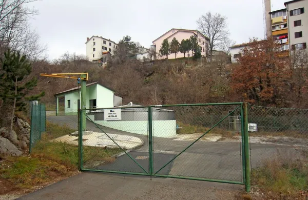 Iz prečrpališča v Hrpeljah pogosto zelo zaudarja, na kar 
neprestano opozarjajo okoliški prebivalci. Nekateri krivijo 
odpadne vode iz obrtne cone.  Občina bo zato  v naslednjih 
treh letih iz cone speljala neposredno povezavo  do čistilne  
naprave na Kozini, s čimer bodo razbremenili prečrpališče.    
