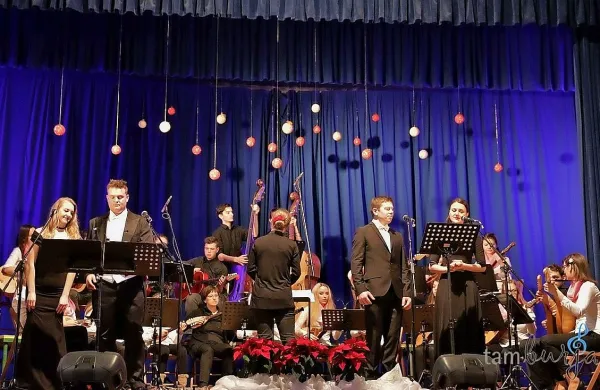 Tamburjaši s so na tokratnem prazničnem koncertu nastopili 
s sopranistko Gajo Sorč in tenoristom Davidom Čadežem ter 
baritonistom Markom Ketejem  in mezzosopranistko Mirjam 
Horvat. 
