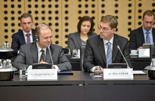 Udeležence 21. letnega posveta slovenske diplomacije na 
Brdu pri Kranju sta nagovorila premier Miro Cerar in predsednik malteške vlade Joseph Muscat.
