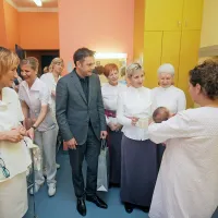 Goričanke bodo ob 70-letnici začetka gradnje Nove Gorice 
vsakega novorojenčka obdarile s copatki. V ta namen so prvi 
deklici Lani in njeni mamici Niki Samec danes simbolično 
predale svoje darilo, porodnišnici pa 101 par copatk.