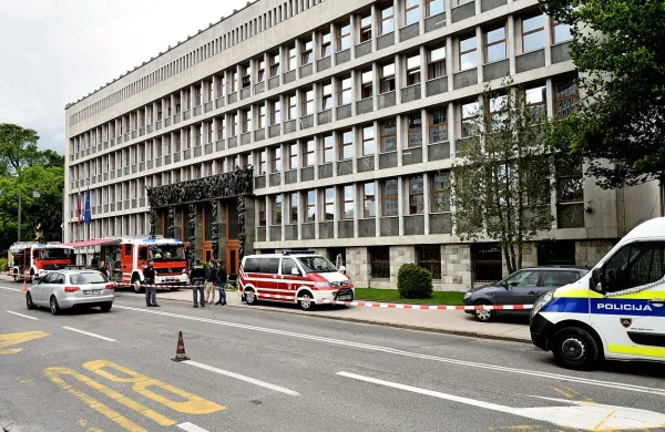 V državnem zboru so prejeli pošiljko z belim prahom.