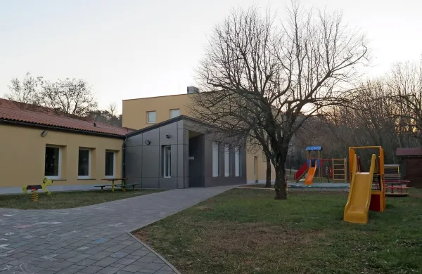 Občina Komen je sicer lastnica parcel, na katerih delujeta dva 
vrtca v občini, dogovoriti pa se bodo morali o delitvi ostalega 
premoženja in delavcev.

 