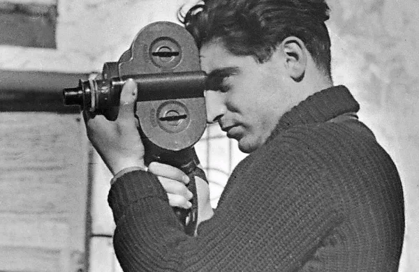 Robert Capa (1913-1954) je s fotoaparatom zabeležil pet vojn  
burnega in viharnega 20. stoletja.   