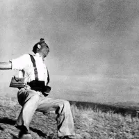 Padajočega vojaka, eno najslavnejših fotografij v zgodovini, 
je Robert Capa posnel med špansko državljansko vojno, leta 
1936.  