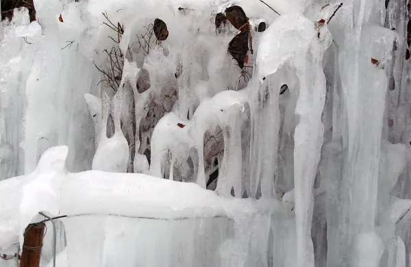 Hud mraz je zajel tudi Skandinavijo, kjer so temperature 
padle pod minus 40 stopinj Celzija. Na severu Švedske so 
tako zabeležili najnižjo temperaturo to zimo, in sicer minus 
41,3 stopinje Celzija. 