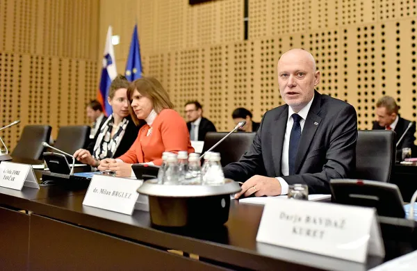 Predsednik državnega zbora Milan Brglez je v zvezi z 
odločitvijo arbitražnega sodišča glede meje s Hrvaško poudaril, da je za zaščito nacionalnih interesov treba v politiki in 
diplomaciji pravočasno poenotiti stališča in za njimi stati.
