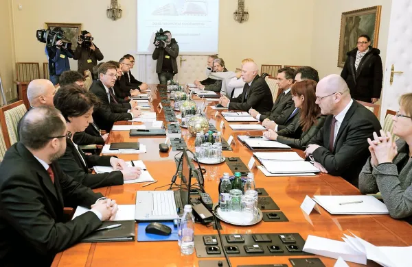 Novela zakona o tujcih, ki je zaradi različnih pogledov dolgo ležala v vladnih predalih, je včeraj dobila blagoslov na Svetu za nacionalno varnost.