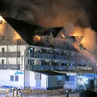 Hotel Jezero, ki ima 71 sob in 5 hotelskih apartmajev, restavraciji in kavarno, konferenčni dvorani ter notranji bazen, je bil nazadnje celovito obnovljen leta 2008.
