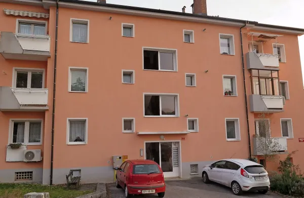 Gasilci in reševalci so včeraj zjutraj oživljali 60-letnega 
domačina, ki je živel v bloku v Cankarjevi ulici, a mu ni bilo več 
pomoči.