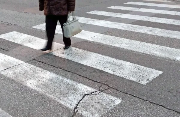 Mesec dni po lanski nesreči v Braniku je v bolnišnici ugasnilo življenje 93-letnega pešca, 
ki ga je na prehodu za pešce zbil 89-letni voznik (fotografija je simbolična).