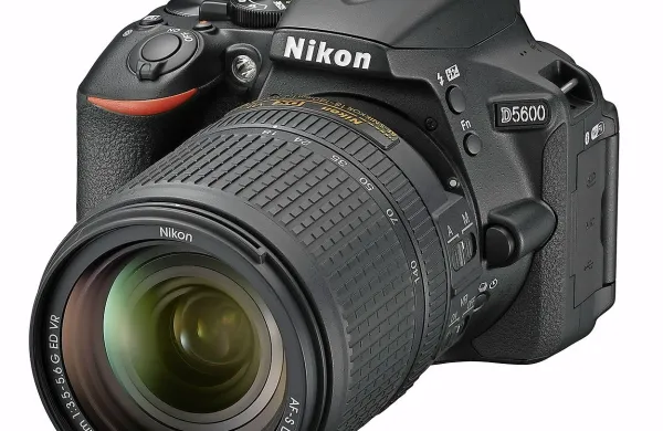 Nikon D5600 za začetne ljubitelje DSLR fotografije.