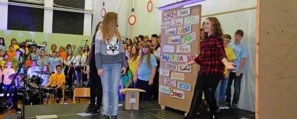 Ob praznovanju jubileja so učenci na odru zgradili hišo znanja, takšno iz besed, tistih, ki pravo mesto najdejo.    