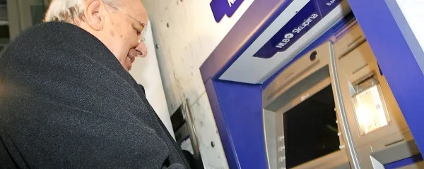  V prvih minutah 1. januarja 2007 je na bankomatu prvi dvignil evre takratni finančni minister  Andrej Bajuk.