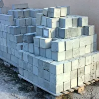 Ena od ovir vključuje tudi osem  kilogramov težke betonske 
kocke.


