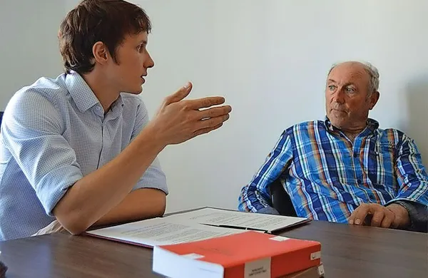 Zavod Dobra pot nudi že nekaj časa brezplačne pravne 
nasvete v Divači, z  začetkom letošnjega leta pa tudi v 
Hrpeljah, kjer je diplomirani pravnik Mario Benkoč (na fotografiji levo)  na razpolago  vsako tretjo soboto v mesecu med 
9. in 12. uro v pritličju občinske stavbe. 
