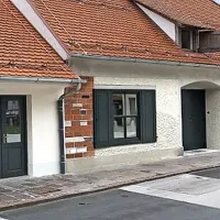 Prenovljena Plečnikova hiša v Ljubljani bo jutri na stežaj 
odprla vrata.  