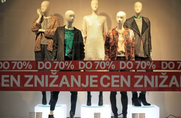 Uradnih sezonskih razprodaj tekstilnega blaga in obutve z 
letošnjim letom ni več, a veliko trgovcev ostaja zvestih 
dolgoletni tradiciji.