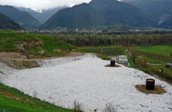 Deponijo v Volčah so po nepotrebnem zaprli pred temi leti, 
čeprav je bila ekološko urejena in bi lahko še do lani 
sprejemala mešane odpadke. 