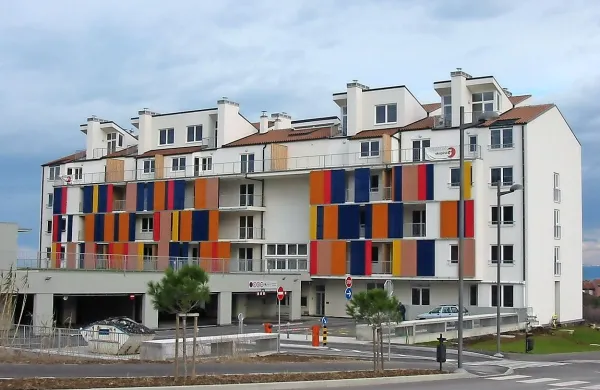 Največ neprofitnih stanovanj na enem mestu je v neprofitnem  bloku v Livadah, ki ga je 
občina zgradila leta 2009, vendar je nekaj stanovanj v njem tudi zasebnih.  

