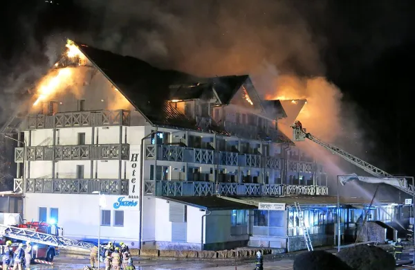 Hotel Jezero ima dva trakta, en  je v celoti nepoškodovan, v 
drugem traktu pa je bil mansardni del v požaru večinoma 
uničen.