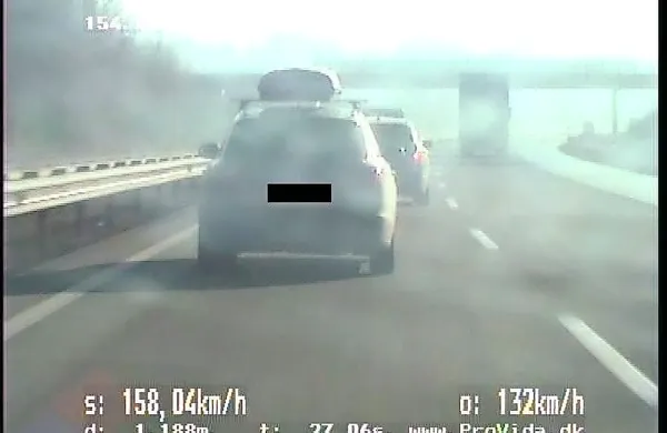 Tudi na gorenjski avtocesti so v sredo obravnavali voznika, ki je 
s hitrostjo približno 160 kilometrov na uro vozil s prekratko 
varnostno razdaljo.