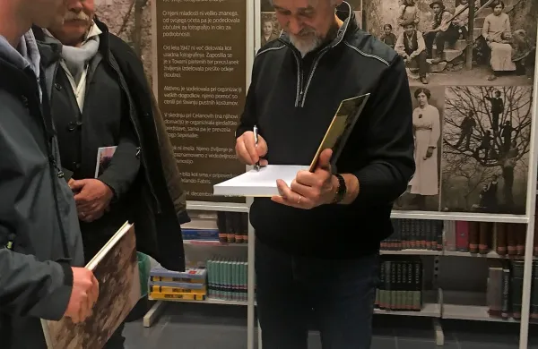 Janko Kastelic je že na prvi predstavitvi knjige o sežanskem 
društvu Sokol, pripravila jo je Kosovelova knjižnica,  požel 
veliko zanimanja bralcev.