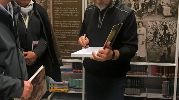Janko Kastelic je že na prvi predstavitvi knjige o sežanskem 
društvu Sokol, pripravila jo je Kosovelova knjižnica,  požel 
veliko zanimanja bralcev.