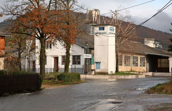 Izklicna cena za celoten kompleks nekdanjega Seca na Baču 
je 873.700 evrov. Zanimanja za nakup doslej  ni bilo.