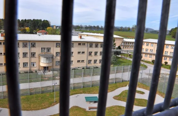 Obsojeni trener od sredine novembra prestaja zaporno kazen 
v zaporu na Dobu.