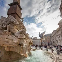 Piazza Navona v Rimu je nadvse priljubljena turistična 
točka. 
