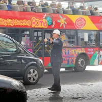 Znamenitost je tudi policist, ki ureja promet v središču 
Rima.