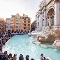 Znamenita Fontana di Trevi v Rim privablja turiste z vsega 
sveta.