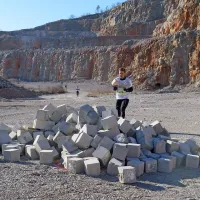 Med težje preizkušnje je sodilo prenašanje osem kilogramov 
težkih kamnitih kock. 