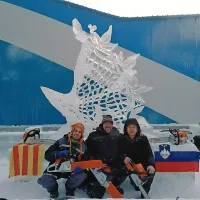 Miro Rismondo je z ekipo ustvaril skulpturo, ki s formo idrijske 
čipke pudarja krhkost in hkrati moč ledenega kristala. 