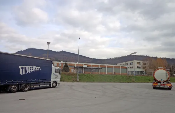 

Tudi po prihodu novega lastnika  kompleksa bodo najemniki lahko ohranili prostore v najemu, lahko pa jih bodo tudi odkupili, če bodo želeli. 