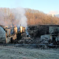 V naselju Zarečica v občini Ilirska Bistrica je v nedeljo zvečer 
zagorel senik, kmalu pa se je ogenj razširil še na hlev, v 
katerem so bile krave.