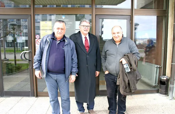 Martin Đerđaj, Tomislav Klokočovnik in njegov brat Georg (z 
leve) so si po odločitvi višjih sodnikov lahko dokončno 
oddahnili. 