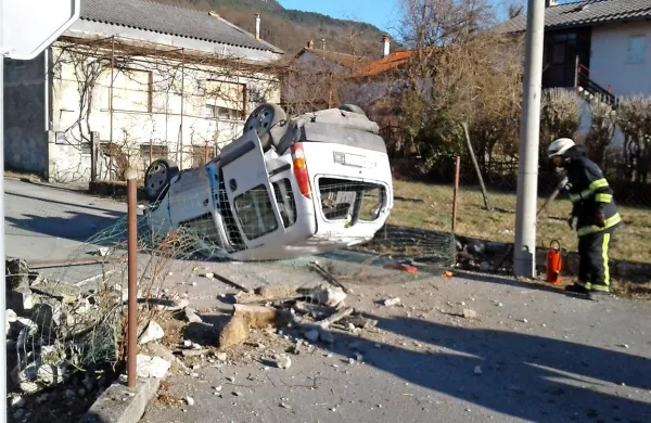 Manjše dostavno vozilo se je v vasi Jablanica na Bistriškem prevrnilo na streho. Domačini so 
vozniku pomagali iz avta, ta pa nato   ni počakal  policistov in reševalcev.
