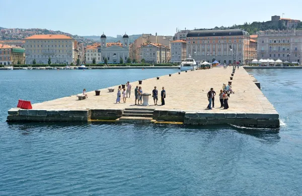 Kitajci v Trstu zapirajo trgovine in odpirajo bare