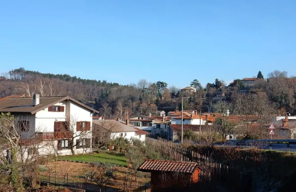 Po številnih vlomih v Tomaju, Štanjelu, Kobdilju (na fotografiji) 
in drugih vaseh v oktobru in novembru so postali krajani bolj 
pozorni na sumljive ljudi okrog svojih hiš. 