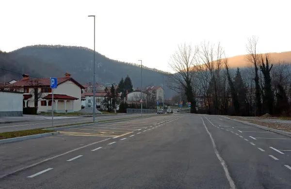 Prostor, ki so si ga tovornjakarji pravzaprav kar vzeli za 
parkiranje, je zdaj vsaj urejen. Postanki s težkimi vozili čez 
noč tam  niso dovoljeni.