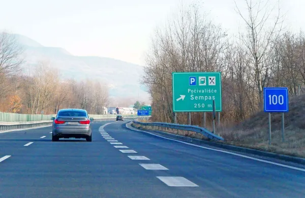 Dars bo zamenjal tudi zelene table med Vrtojbo in Selom, ki voznikom sporočajo, da  vozijo po 
avtocesti, kjer je  dovoljena hitrost 130 kilometrov na uro. Treba bo voziti počasneje. 