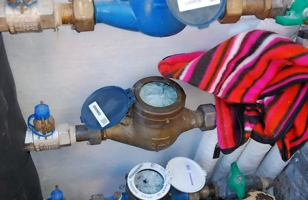 Vodni števci v neizoliranih jaških stavb, kjer se vode ne troši, so ob mrazu najbolj podvrženi 
zmrzali. Zato jih je dobro preventivno zaščititi in zagotoviti pretakanje vode.   