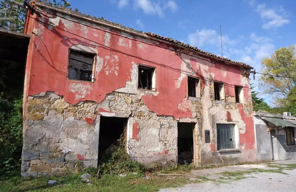 Nekdanjo gostilno Angelo ob Šmarski cesti v Kopru sta kupila 
Tomaž Žiberna in Helena Ana Drewry iz Postojne, ki svojih 
načrtov še ne razkrivata.