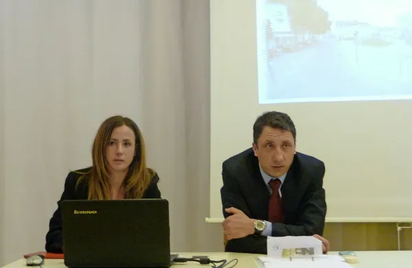 Alja Vehovec in Miha Jazbinšek iz MK Projekta, ki prometno  
strategijo snuje skupaj s podjetjema  B22 in PNZ. Pripravljajo   
jo v številnih občinah, tudi  goriški, tolminski,   blejski ... V Izoli 
so z občino  junija lani  podpisali  pogodbo za 47.092 evrov. 