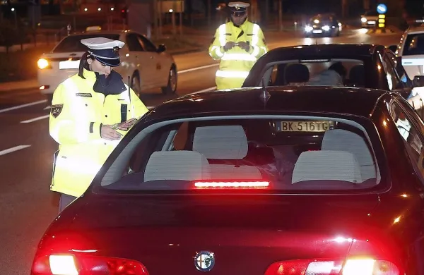 Policisti so na Postojnskem kljub hudemu mrazu ustavili več 
voznikov, ki so nato napihali več, kot dovoljuje zakon.
