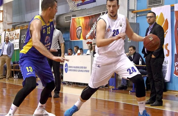 Jure Besedić (z žogo) se je preselil v okolico Neaplja.