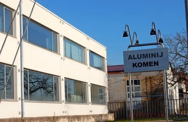 Na poziv za zbiranje nezavezujočih ponudb za nakup posameznih delov Alukomna se je odzvalo kar nekaj najemnikov in drugih interesentov, ponujene cene pa so nizke. 