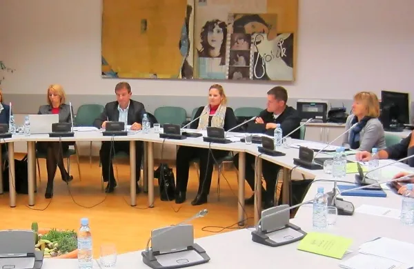 Dobrivoj Subić (tretji z leve) je s skupino še petih svetnikov in svetnic  nasprotoval  sprejemanju proračuna za leto 2018. Občina 
Divača bo tako konec meseca dobila samo proračun za leto 2017.